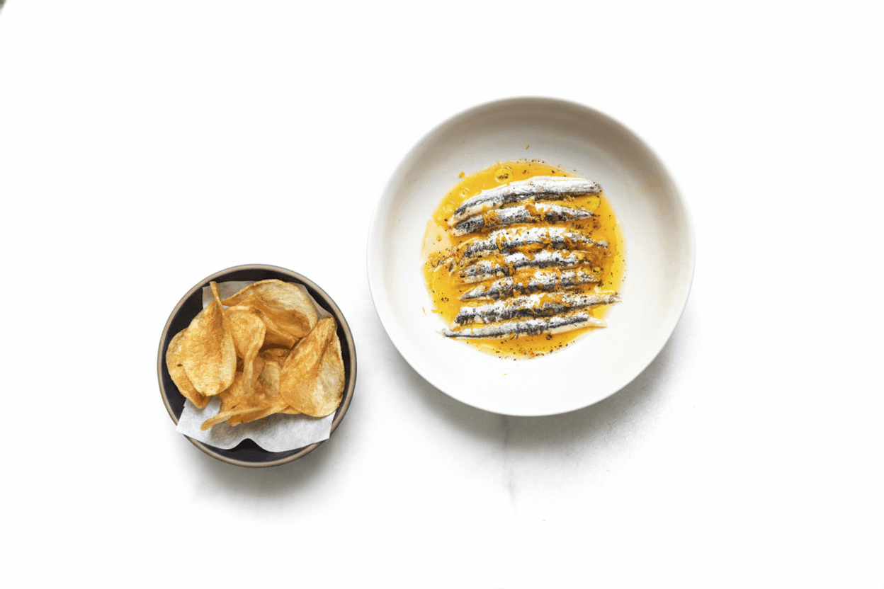 Boquerones con Naranja sobre Patatas Fritas